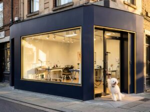 Moderner Hundesalon von außen mit Pudel an der Tür (KI-generiertes Beispielbild)
