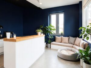 Empfangsbereich eines Hundesalons mit Wartebank (KI-generiertes Beispielbild)